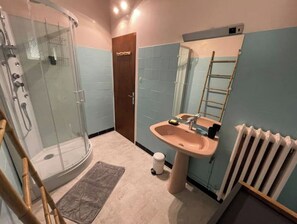 Shower, hair dryer, towels, soap - Longère Tourangelle (Bréhémont)