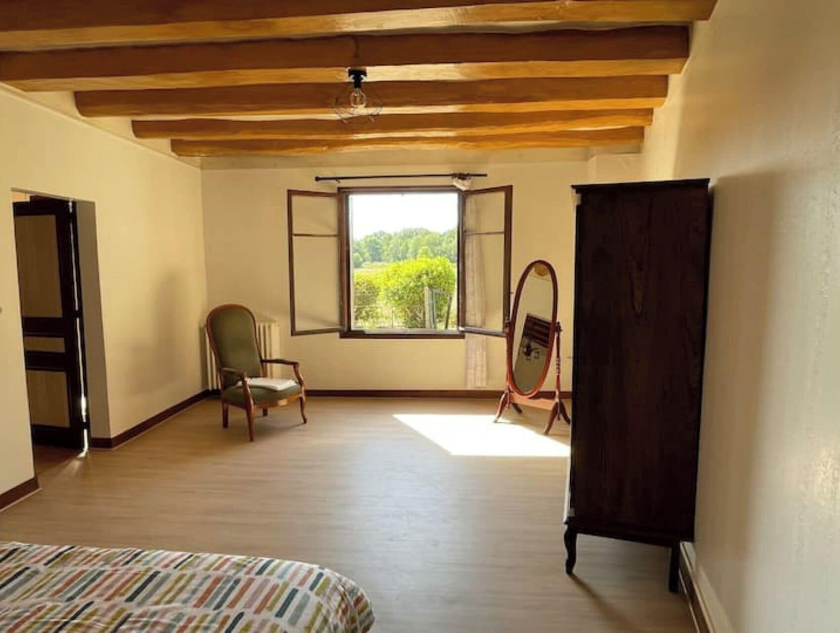 3 室のベッドルーム、デスク、アイロン / アイロン台、旅行用ベビーベッド