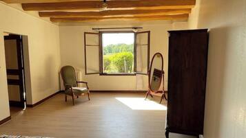 3 soverom, skrivebord, strykejern/-brett og reiseseng for barn