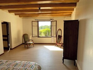 3 chambres, bureau, fer et planche à repasser, lit de bébé portatif