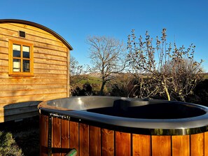A wooden cabin with a hot tub in front. - Robins Retreat - Orchard With hot tub - see Extras (Polegate)