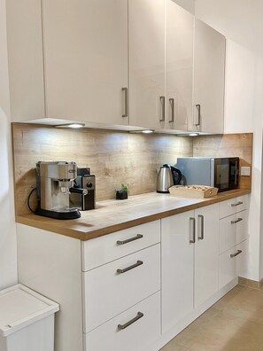 Kühlschrank, Mikrowelle, Ofen, Herdplatte