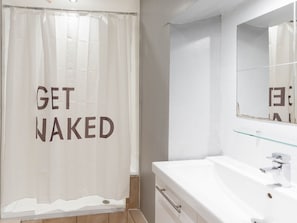 Shower, hair dryer, towels - West End Studio Kelvingrove Park  Museum - Pass the Keys (Glasgow)