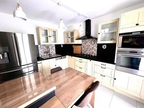 Réfrigérateur, four à micro-ondes, un four, surface de cuisson