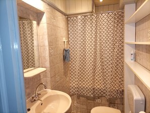 Ensemble douche/baignoire, serviettes fournies, savon, papier toilette