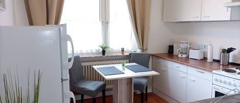 Fridge, oven, stovetop, coffee/tea maker