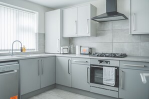 Apartamento | Cozinha privada | Geladeira, micro-ondas, fogão, cooktop