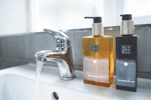 Apartamento | Banheiro | Chuveiro, toalhas de banho