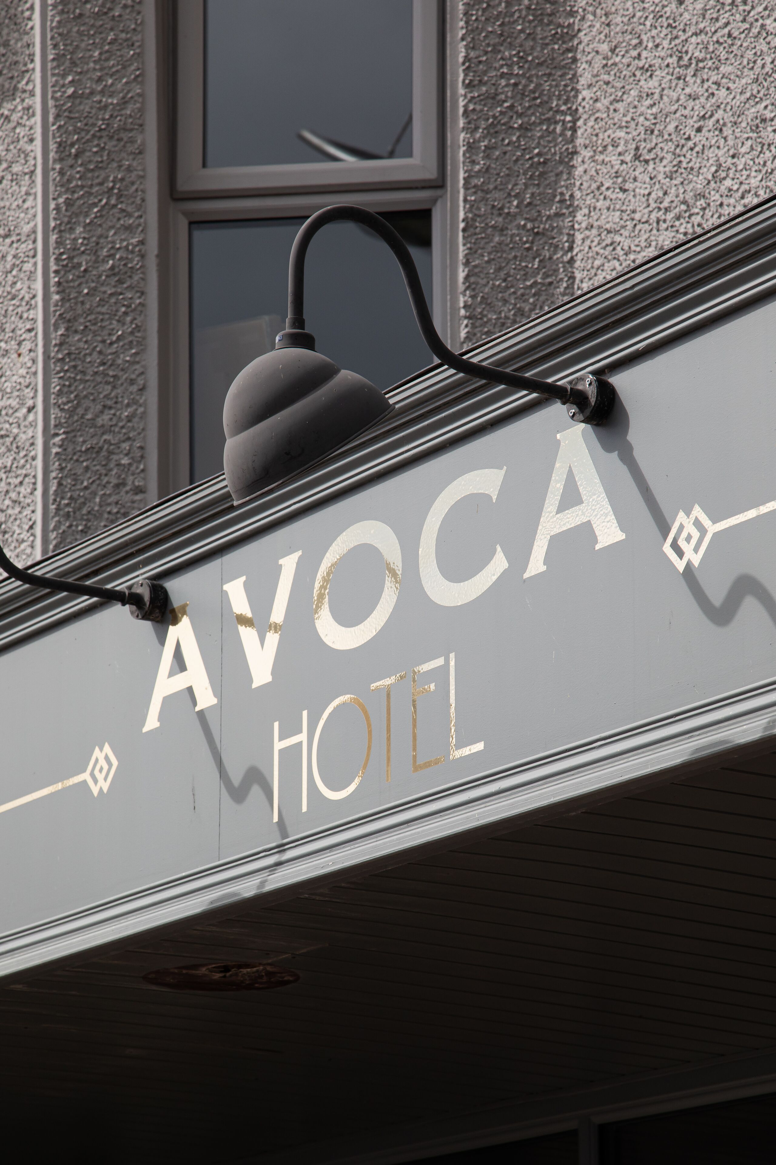 Señal de hotel con el nombre "AVOCA HOTEL" en letras grandes.