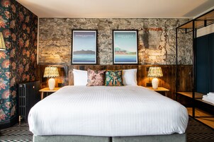 Escritorio, cortinas blackout y sistema de insonorización 