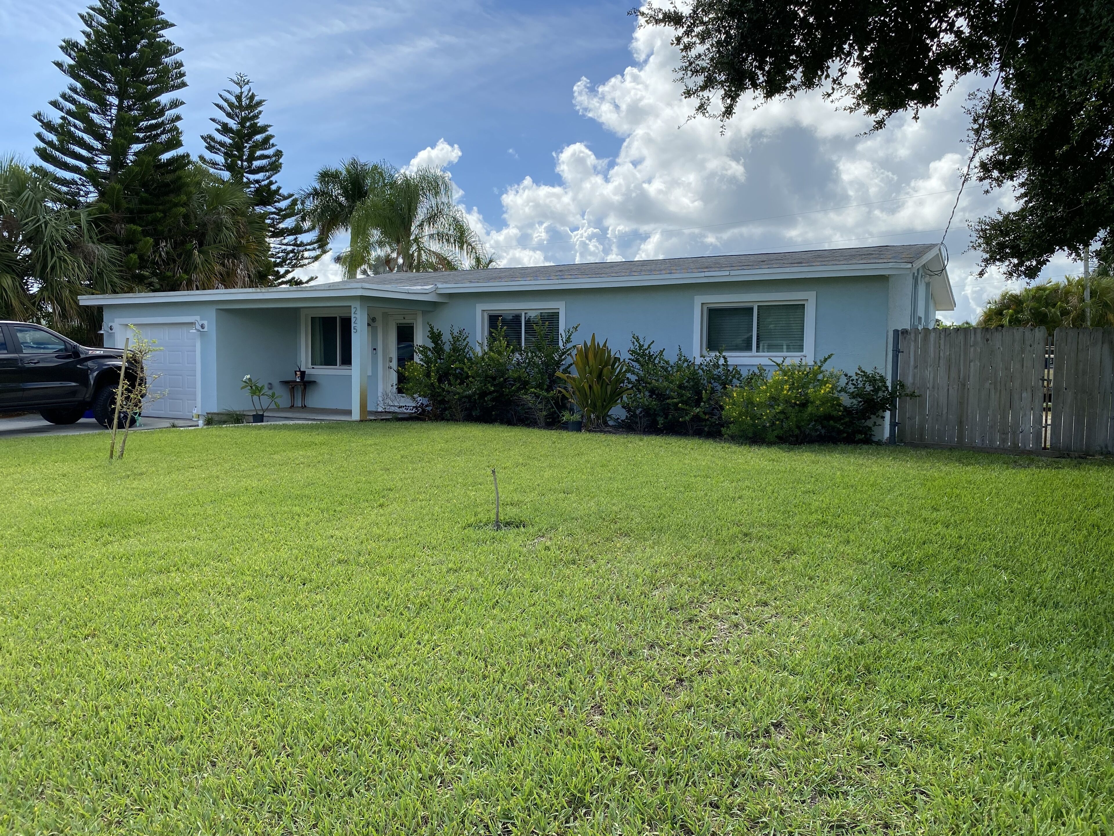 Beautiful home 1 mile from downtown Stuart, close to area beaches and golf!