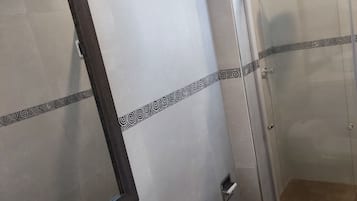 Een douche, een haardroger, handdoeken, zeep