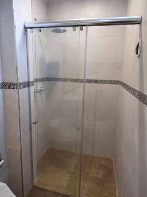 Chuveiro, secador de cabelo, toalhas de banho, sabonete