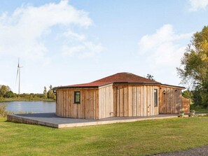 Exterior - Cosy Luxury Lakeside Lodge, surrounded by amazing views and countryside. (Newark)