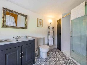 Badewanne, Haartrockner, Handtücher, Seife