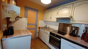 Réfrigérateur, micro-ondes, four, plaque de cuisson