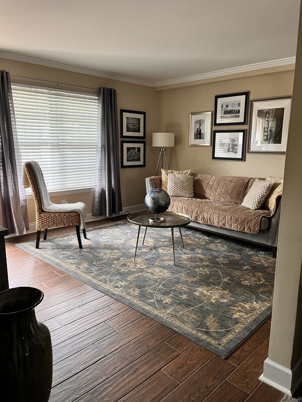 Smart TV, books - Highland Suite 102 (Birmingham)