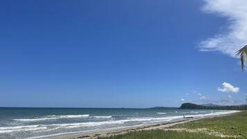 Ubicación cercana a la playa y toallas de playa