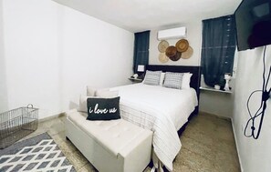 3 bedrooms, in-room safe, desk, iron/ironing board - Lakeside Casita+private pool+Grill+ 1.min to beach (Punta Santiago, Humacao, Puerto Rico)