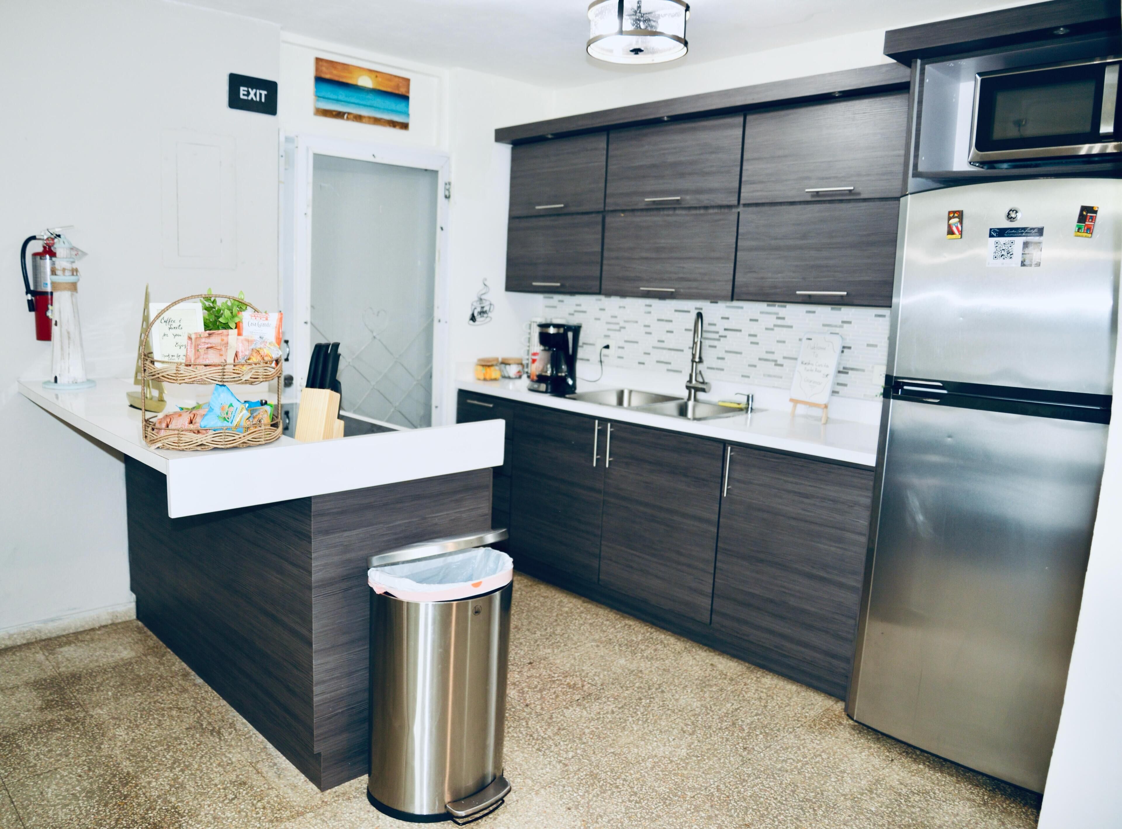 Kühlschrank, Mikrowelle, Herdplatte, Wasserkocher mit Kaffee-/Teezubehör