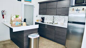 Réfrigérateur, micro-ondes, plaque de cuisson, cafetiÚre/bouilloire