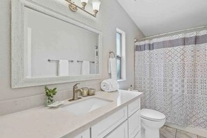 Ensemble douche/baignoire, sèche-cheveux, serviettes fournies, savon