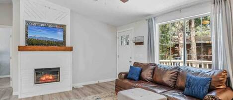 Smart-TV, peis og bøker