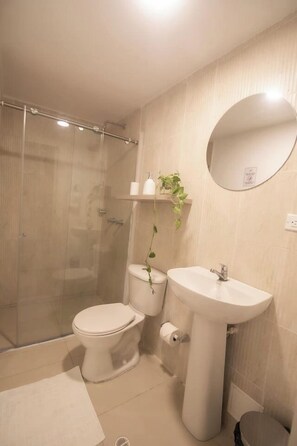 Shower, hair dryer, towels, soap - Private 3 Bedroom Home with Patio in Walled City (Cartagena)