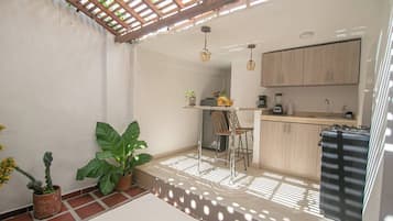 Frigorífico, microondas, horno y placa de cocina