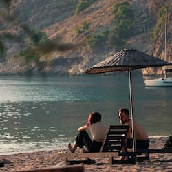En la playa, camas de playa gratuitas, camastros y sombrillas