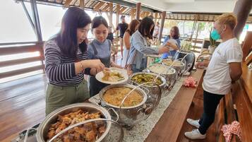 Termasuk sarapan pesanan masak setiap hari