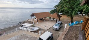 Ubicación a pie de playa, arena negra, submarinismo y buceo con tubo