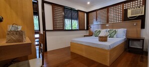 Individuell dekoriert, individuell eingerichtet, Schreibtisch