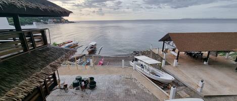 Na praia, areia preta, prática de mergulho autônomo