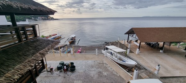 Am Strand, schwarzer Sandstrand, Sporttauchen, Schnorcheln