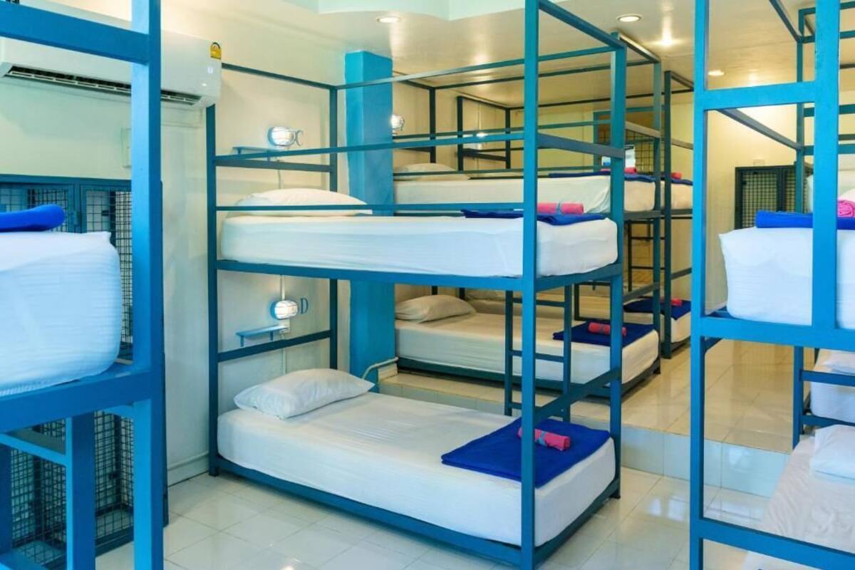 Bed in 12 Bed Mixed Dormitory | Bed sheets