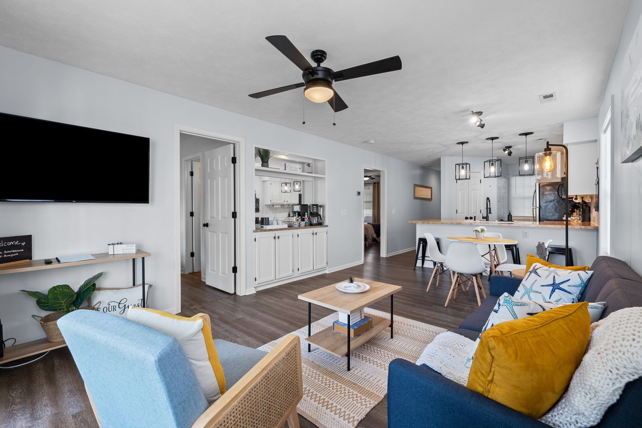 *NEW* Fully stocked 2BR/2BA w/King Bed in heart of MB - close to everything!