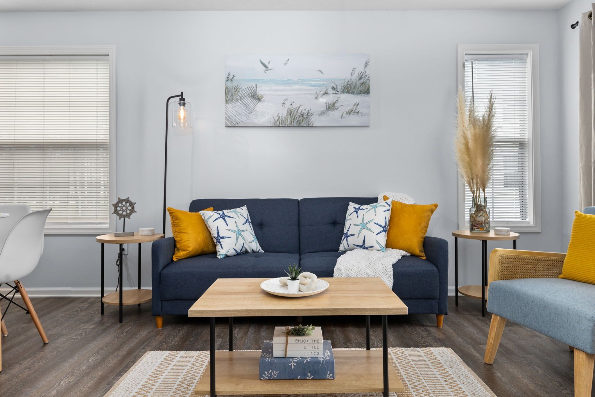 *NEW* Fully stocked 2BR/2BA w/King Bed in heart of MB - close to everything!