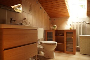 Combined shower/bathtub, hair dryer, bidet, towels