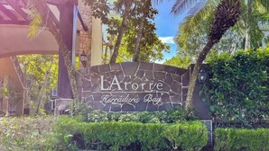A stone sign with the text "L'Atore Herradura Bay".