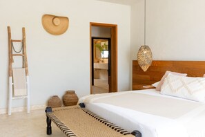 4 makuuhuonetta, tallelokero huoneessa, työpöytä, silitysrauta/-lauta