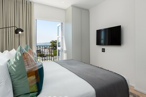2 bedrooms, desk, iron/ironing board, Internet