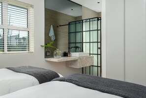 2 chambres, bureau, fer et planche à repasser, accès Internet