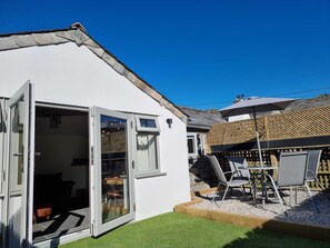 Outdoor dining - Private, 2 Person, Dog Friendly Holiday Cottage.. North Cornwall (Delabole)