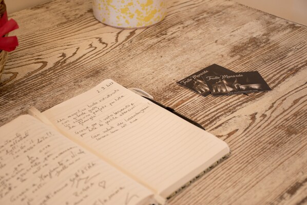 Un cuaderno abierto con notas escritas a mano sobre una mesa de madera.