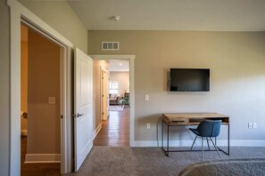 2 bedrooms, desk, iron/ironing board, WiFi