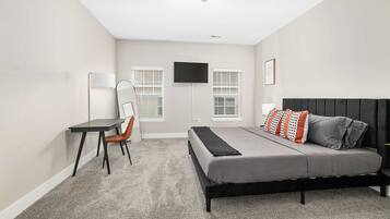 2 dormitorios, escritorio, tabla de planchar con plancha y cuna de viaje