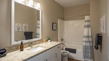 Bañera, secador de pelo y toallas