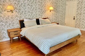 5 bedrooms, desk, free WiFi, bed sheets