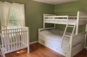 5 bedrooms, desk, free WiFi, bed sheets